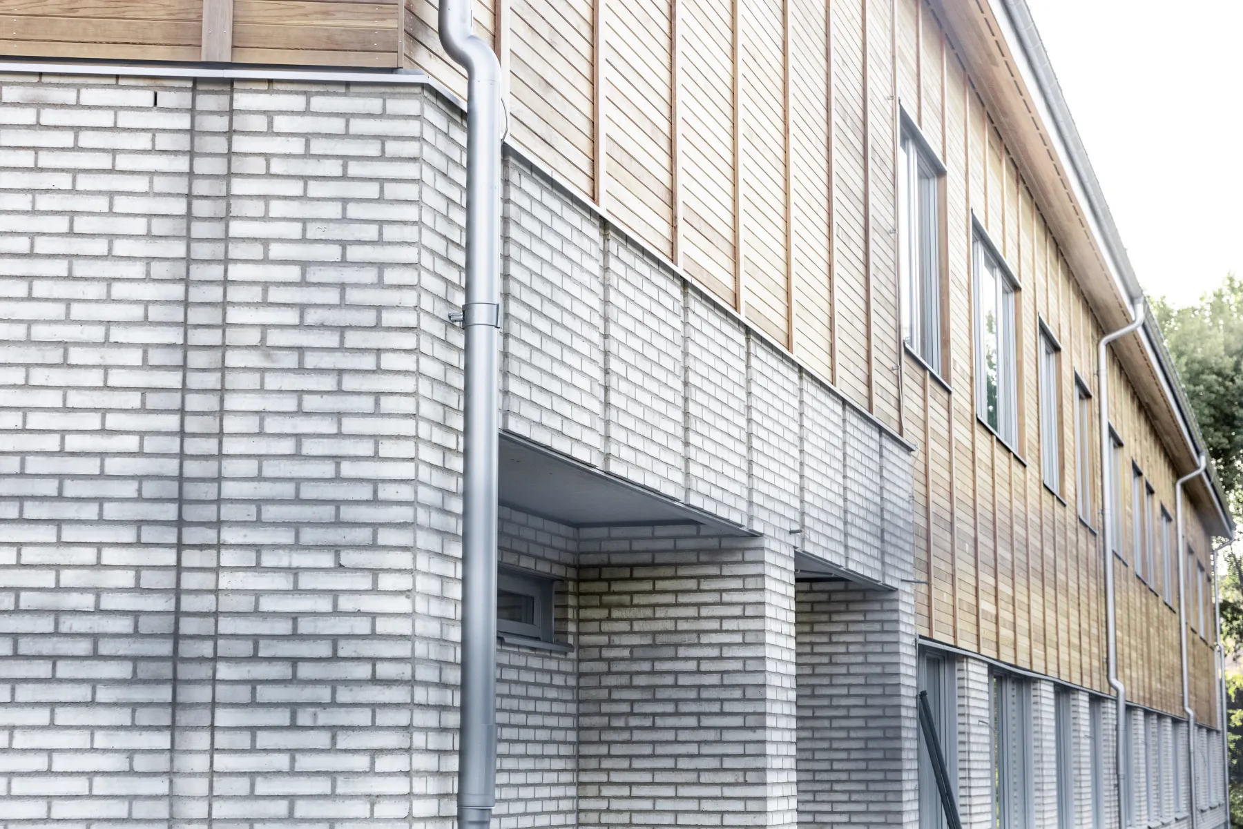 Modern tegelbyggnad med träfasad