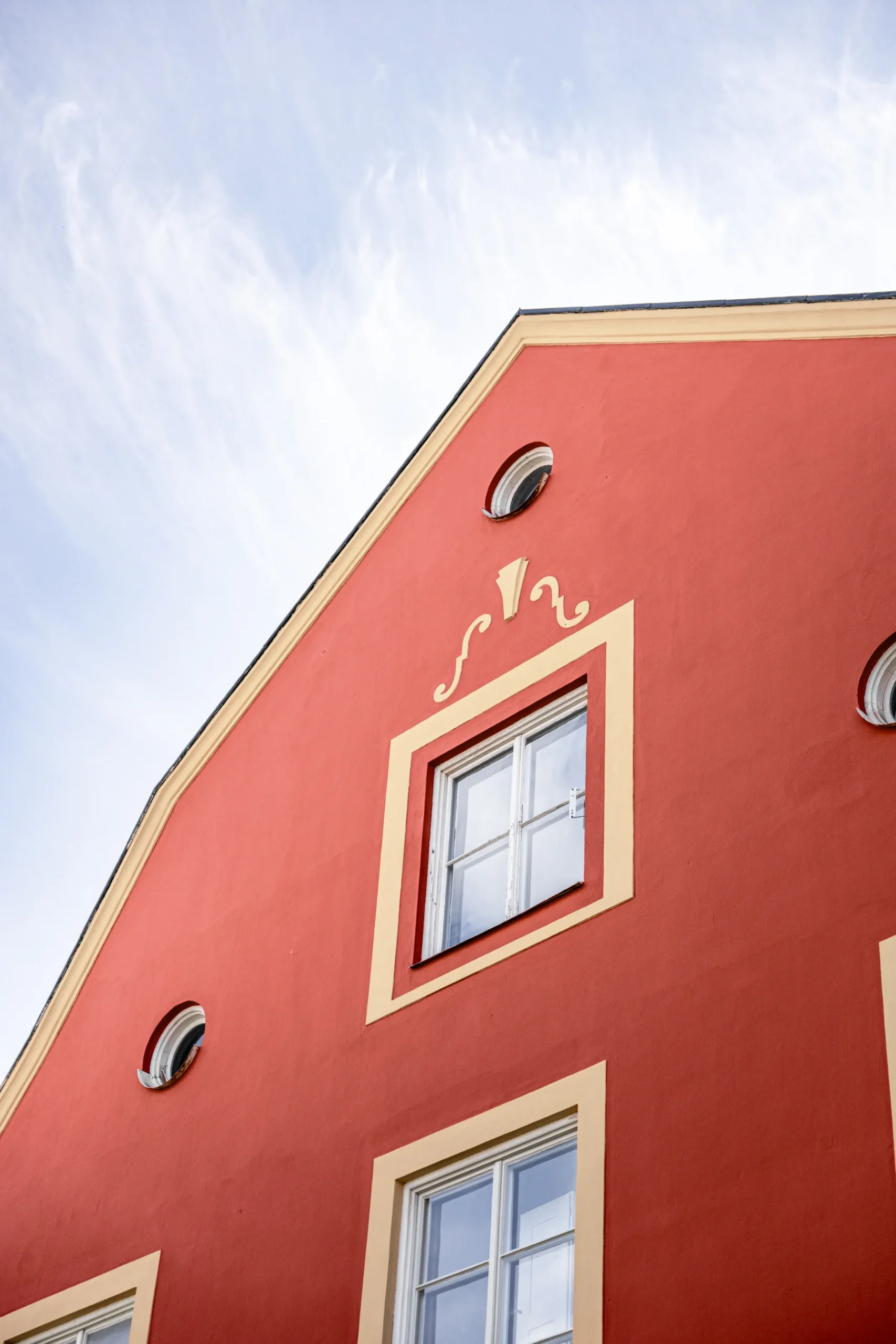 Hus med röd putsfasad