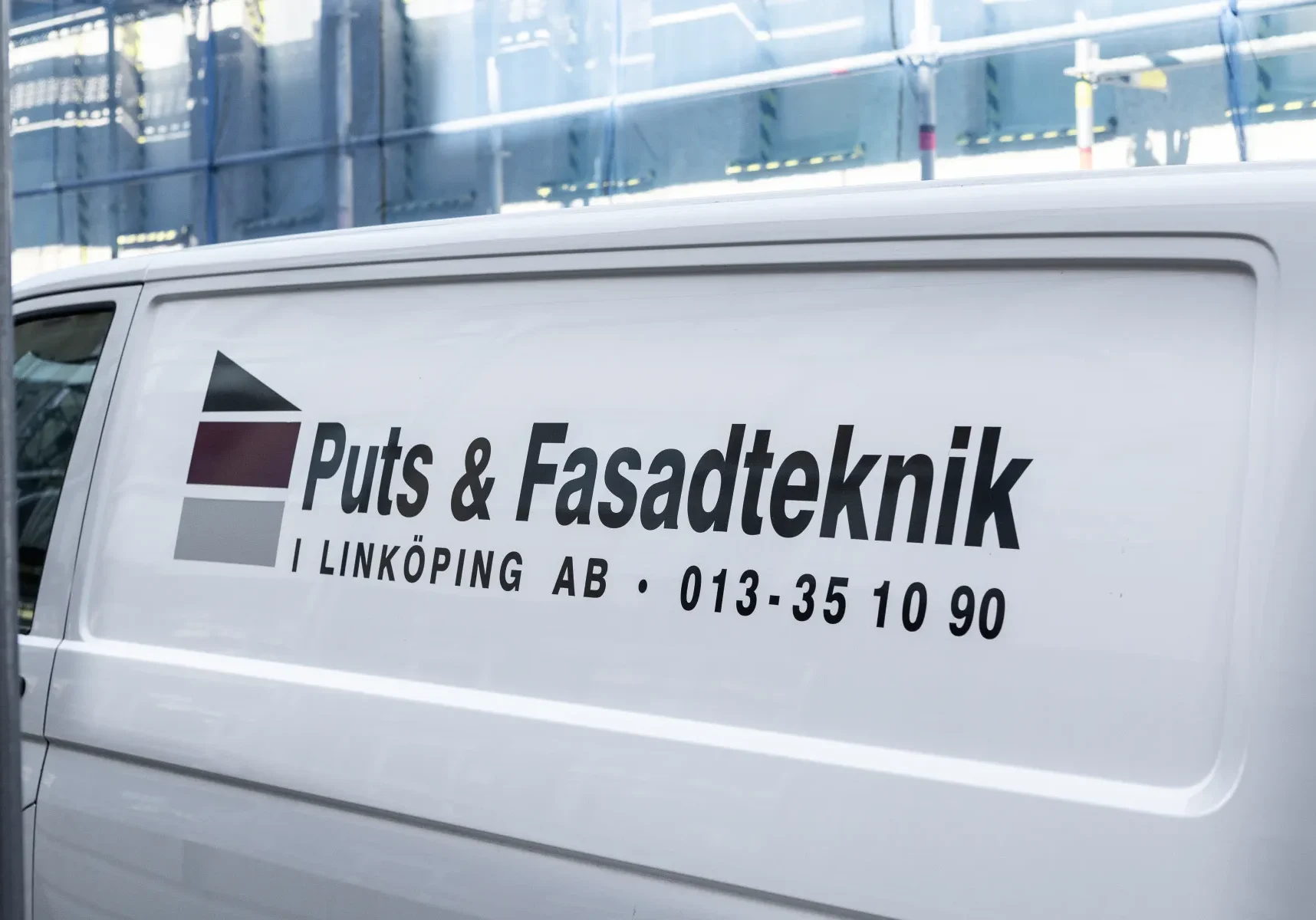 puts-fasadteknik-vit-skapbil-med-foretagslogotyp-och-telefonnummer puts-fasadteknik-vit-skapbil-med-foretagslogotyp-och-telefonnummer
